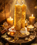 Presentación del Ritual Atrae Clientes con tres velas doradas de textura de panal y elementos decorativos.